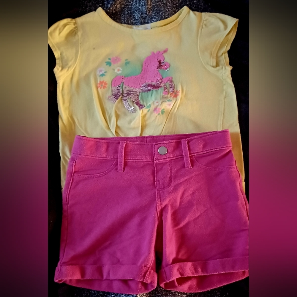 UNICORN TSHIRT SIZE 7 WITH MATCHING SHORTS SIZE 7/8.